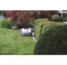 AL-KO Robotermäher im Einsatz auf einer Rasenfläche in einem Garten.