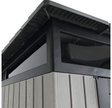 Detailansicht eines Gerätehauses mit Fenster und Dach