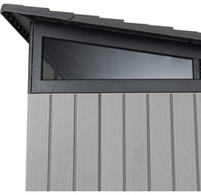 Detailansicht eines Gerätehauses mit Fenster und Holzverkleidung