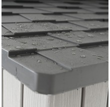 Nahaufnahme der Dachschindeln einer Gerätebox mit Wassertropfen