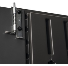 Detailaufnahme eines Schlosses mit Federriegel an einem Gartenschrank