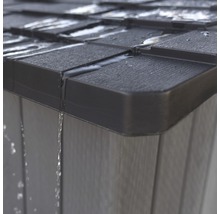 Detailansicht eines Gerätehauses mit ablaufendem Wasser von Dach und Wand