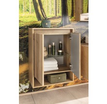 Offener Hängeunterschrank im Badezimmer mit Handtüchern und Kosmetikprodukten