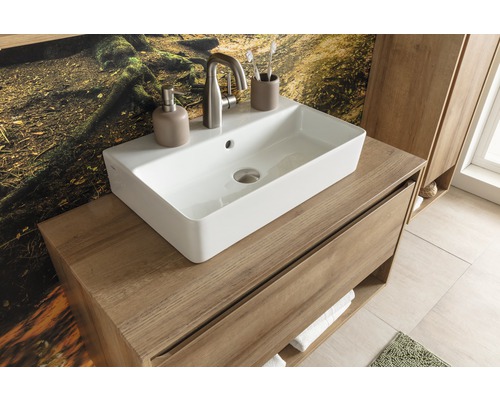 Badezimmer mit Aufsatzwaschbecken und Unterschrank in Holzoptik