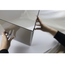 Person montiert eine Aluminiumverbundplatte mit einem Profil