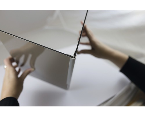 Außen-Eckeverbinder Breuer Decodesign 2550 mm silber matt für 3 mm Rückwände Person hält eine beschichtete Möbelplatte in der Hand