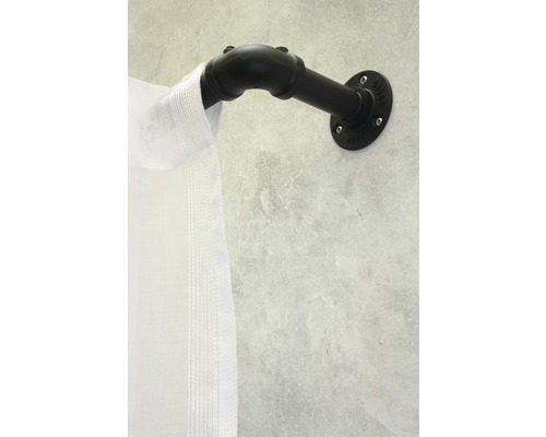 Handtuchhalter aus schwarzem Metallrohr an der Wand