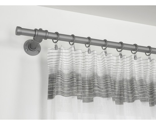 Gardinenstange mit Gardinenringen und Gardine