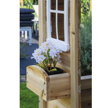Detailansicht eines Holzspielhauses mit Fenster, Blumenkasten und künstlichen Blumen