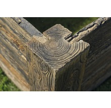 Detailaufnahme eines Hochbeetes mit Holzoptik