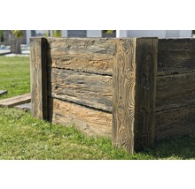 Hochbeet aus Holz mit rustikaler Optik im Garten