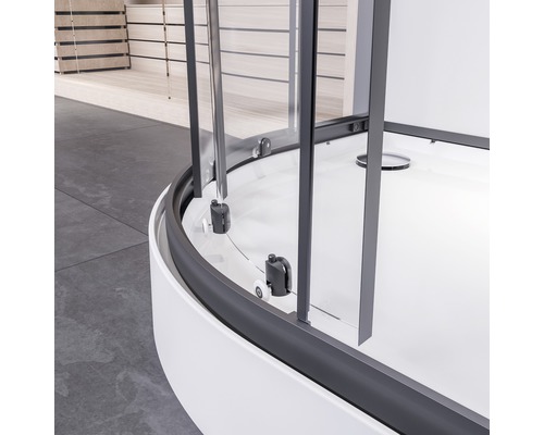 Detailansicht einer Duschkabine mit transparenten Glastüren und dunklen Rahmen