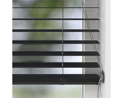 Schwarze Jalousie am Fenster