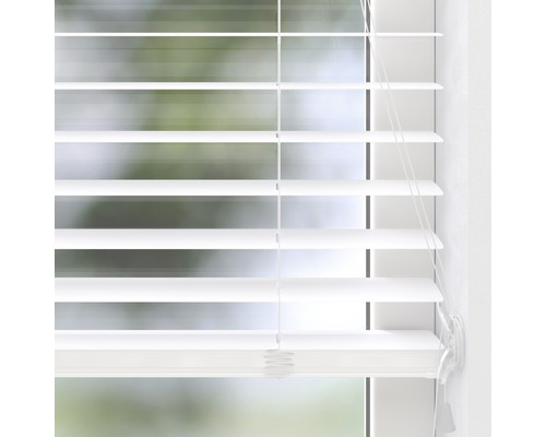Weiße Jalousie vor einem Fenster zur Lichtsteuerung und zum Schutz der Privatsphäre
