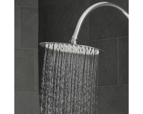 Regendusche mit Wasserstrahl im Badezimmer