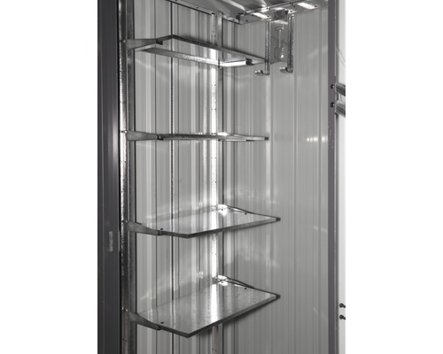 Regale und Haken zur Aufbewahrung im Gerätehaus.