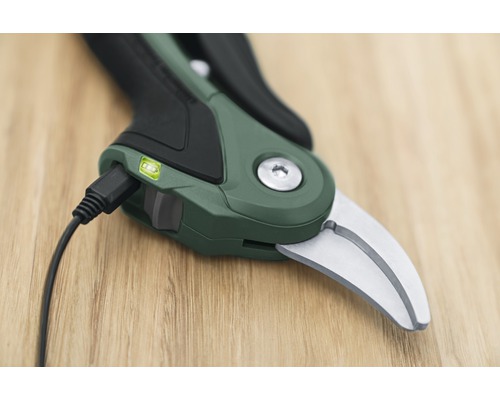 Akku Gartenschere mit Ladekabel im Detail