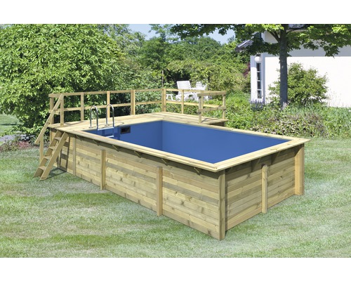 Aufstellpool aus Holz mit Leiter im Garten