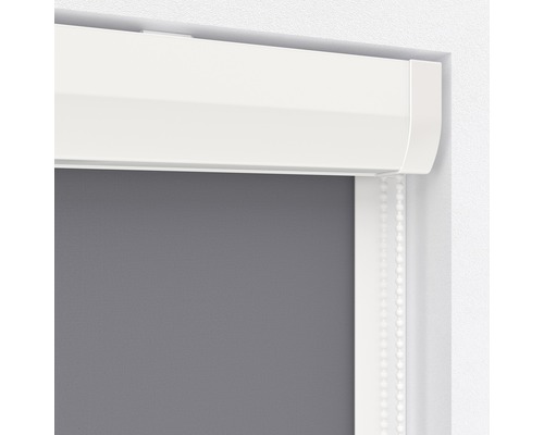 Detailansicht eines grauen Rollos mit weißer Kassette und Bedienkette.