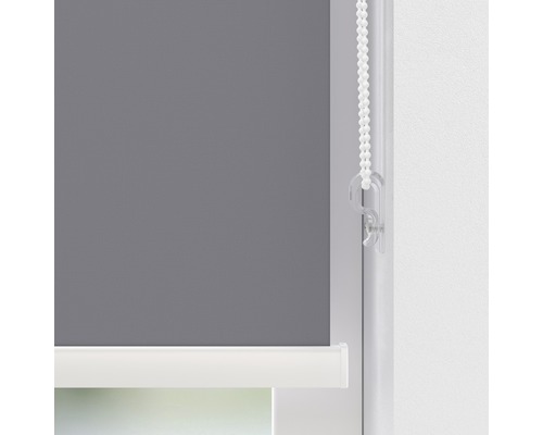Graues Rollo mit Kettenzug am Fenster