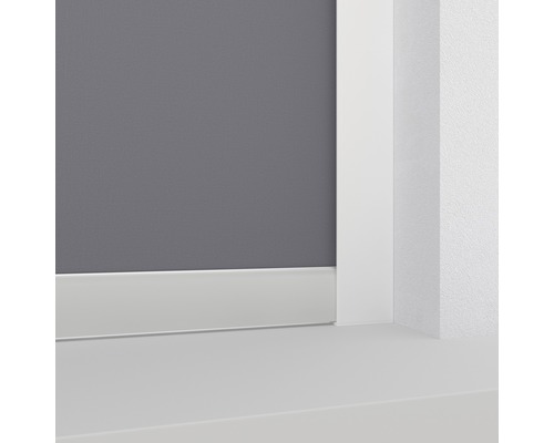 Nahaufnahme von Sockelleisten an einer grauen Wand
