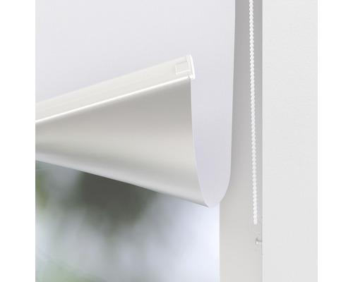 Detailansicht eines weißen Rollos mit Kettenzug