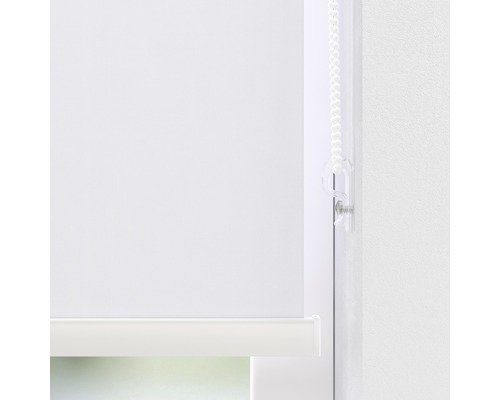 Detailansicht eines weißen Rollos mit Kettenzug zur Fensterdekoration