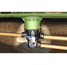 Querschnitt einer Hofablauf-Installation mit Rohren und Filterkorb im Erdreich