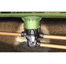 Gartenszene mit installiertem Schmutzwasserfiltersystem und Rohren im Boden