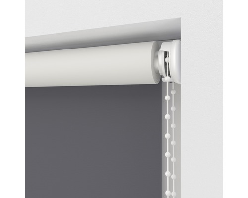 Graues Rollo mit Kettenzug am Fenster