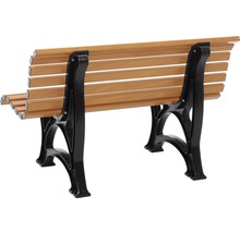 Rückansicht einer Parkbank mit Holzlatten und Beinen aus Gusseisen