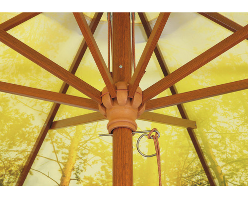 Detailansicht des Gestells eines Sonnenschirms mit Holzelementen und gemustertem Schirmdach