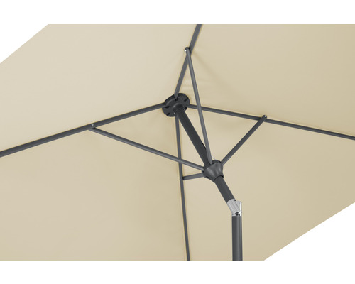 Detailansicht eines rechteckigen Sonnenschirms mit Metallgestell