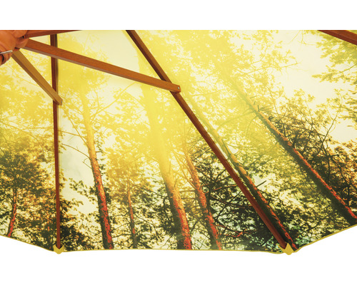 Detailansicht eines Sonnenschirms mit Waldmotiv