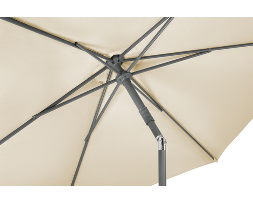 Detailaufnahme eines geöffneten Sonnenschirms mit Gestell und Bespannung