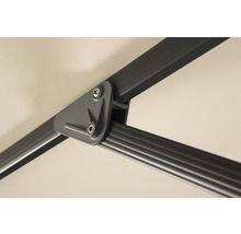 Detailansicht eines Sonnenschirms mit Metallgestell und Stoffbespannung.