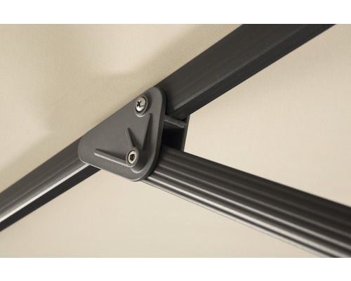 Detailansicht eines Sonnenschirms mit Metallgestell und Stoffbespannung.