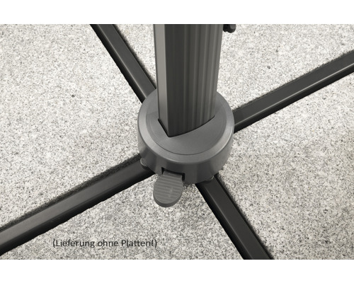 Detailaufnahme des Sockels und des Fußes eines Sonnenschirmständers mit Plattenaufnahme