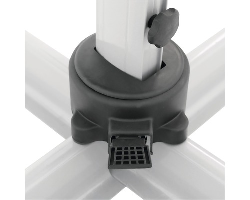 Detailansicht eines Sonnenschirmständers mit Feststellschraube und Fußhebel