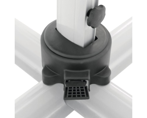 Detailaufnahme eines Sonnenschirmständers mit Feststellschraube und Fußpedal.