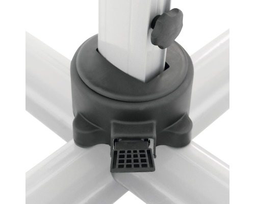 Detailansicht eines Sonnenschirmständers mit Fixierschraube und Fußpedal