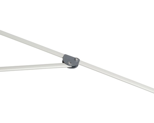 Detailaufnahme einer Aluminiumstange mit Verbindungselement