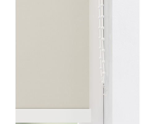 Detailansicht einer Fenster-Rolljalousie mit Kettenzugbedienung.