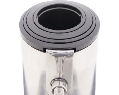 Detailansicht eines Edelstahlbehälters mit schwarzem Kunststoffdeckel und Metallhalterung.