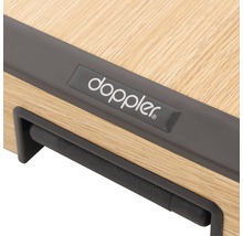 Detailansicht einer Holzplatte mit Doppler Logo und Griff