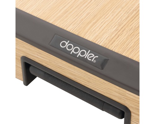 Detailansicht einer Holzplatte mit Doppler Logo und Griff