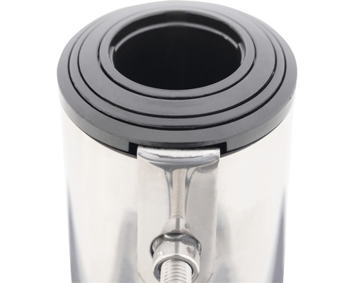 Detailaufnahme eines Edelstahl-Wasserhahngehäuses mit schwarzem Kunststoffaufsatz