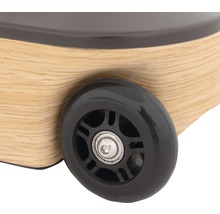 Detailansicht eines Spielzeugautos mit Holzkarosserie und schwarzem Rad