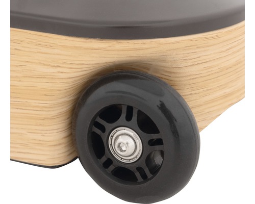 Detailansicht eines Spielzeugautos mit Holzkarosserie und schwarzem Rad