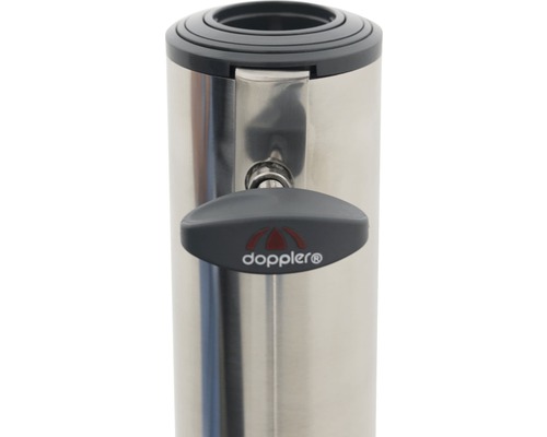 Detailansicht eines Sonnenschirmständers aus Edelstahl mit Doppler Logo